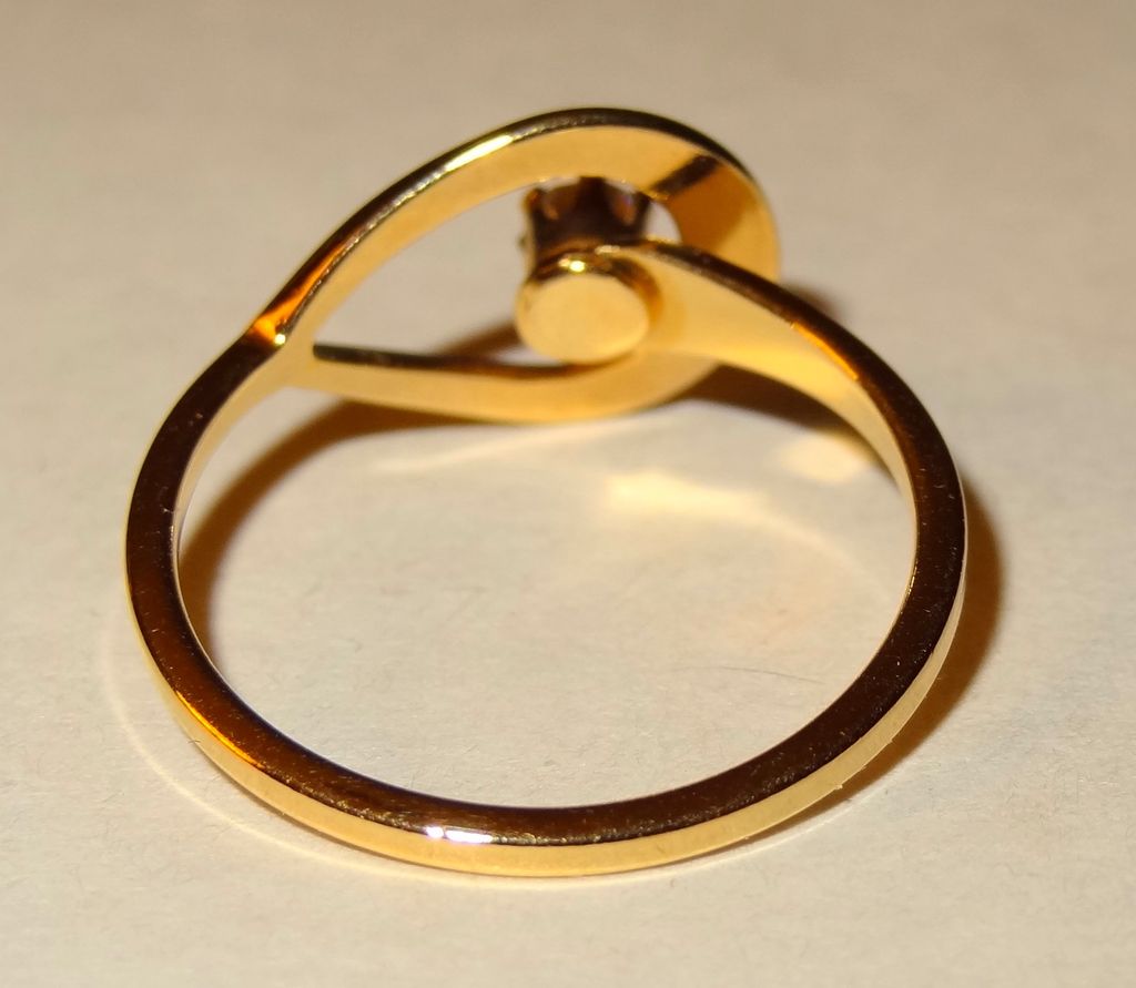 Avon 1978 "Catch a Star" Ring ~ Size 6 ~ brilliant crystal set in delicate gold-tone loop Avon 1978 "Catch a Star" Ring ~ Size 6 ~ brilliant crystal set in delicate gold-tone loop