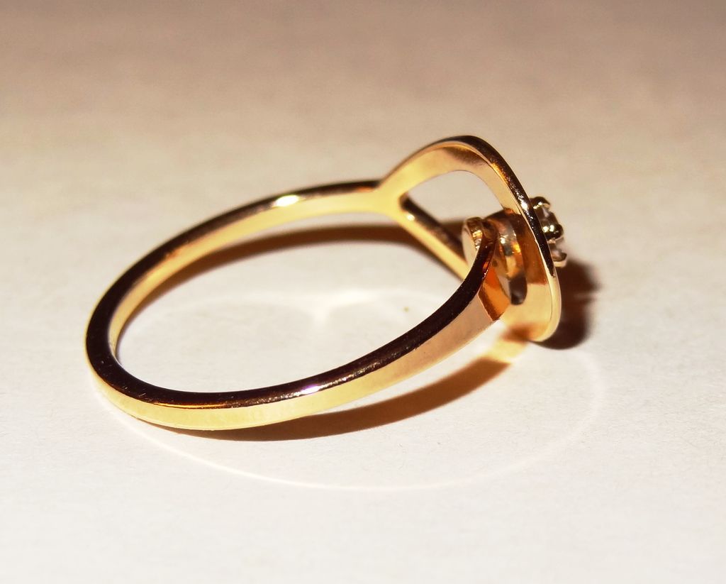 Avon 1978 "Catch a Star" Ring ~ Size 6 ~ brilliant crystal set in delicate gold-tone loop Avon 1978 "Catch a Star" Ring ~ Size 6 ~ brilliant crystal set in delicate gold-tone loop