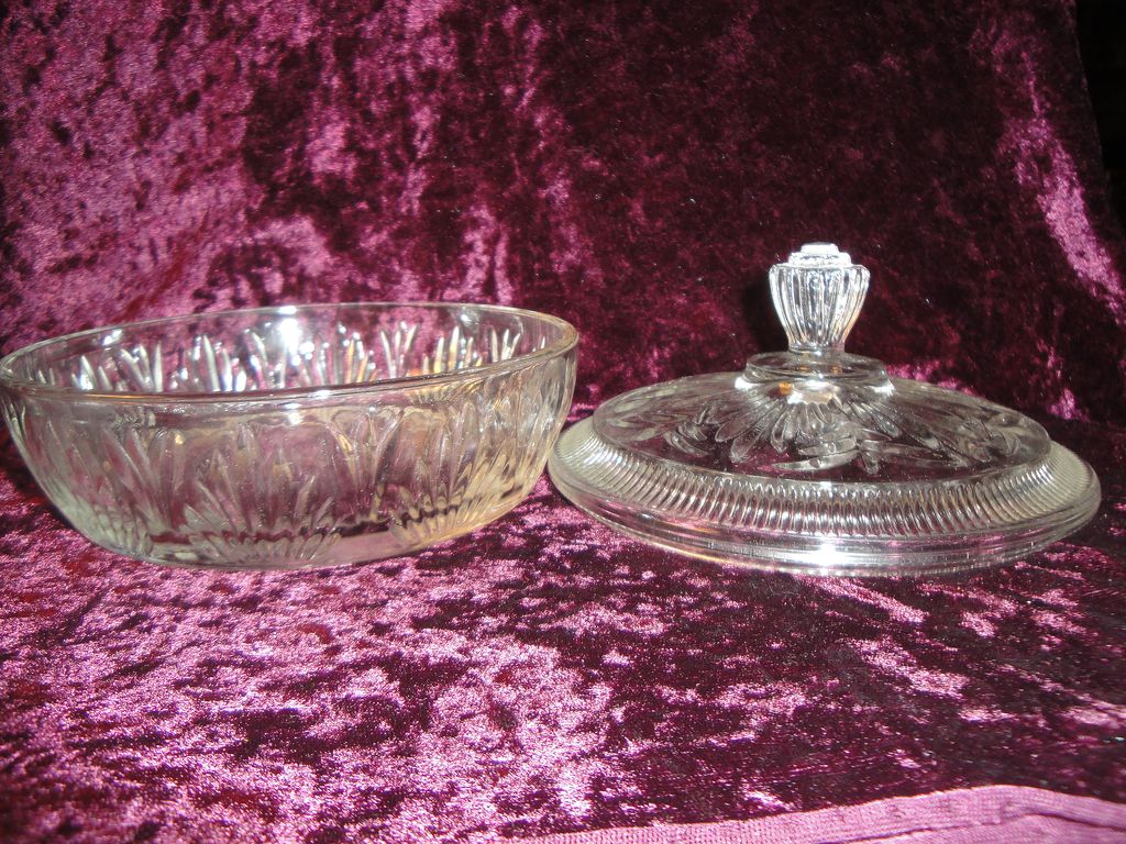 Vintage Signed Avon 1979-80 "Beauty Dust Crystalique Container" ~ clear glass with etched pattern Vintage Signed Avon 1979-80 "Beauty Dust Crystalique Container" ~ clear glass with etched pattern