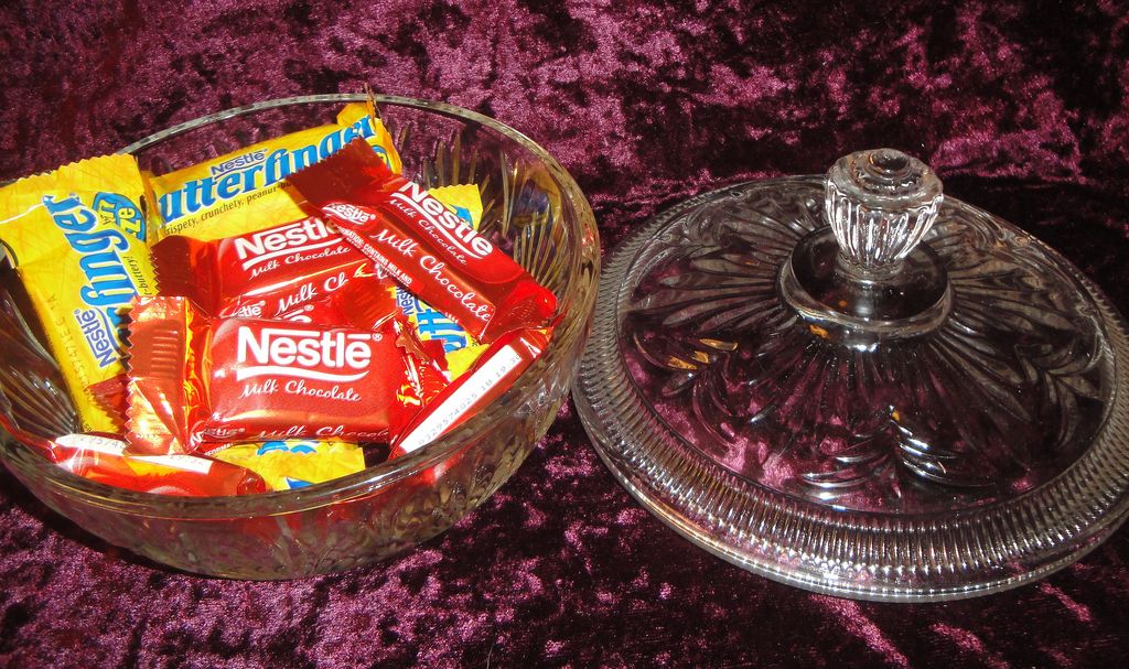 Vintage Signed Avon 1979-80 "Beauty Dust Crystalique Container" ~ clear glass with etched pattern Vintage Signed Avon 1979-80 "Beauty Dust Crystalique Container" ~ clear glass with etched pattern