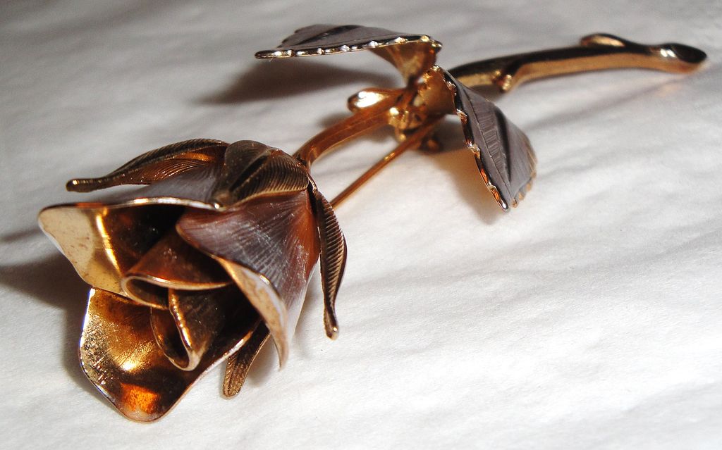 Vintage Signed Giovanni Rose Brooch/Pin with leaves done in goldtone/silvertone Vintage Signed Giovanni Rose Brooch/Pin with leaves done in goldtone/silvertone