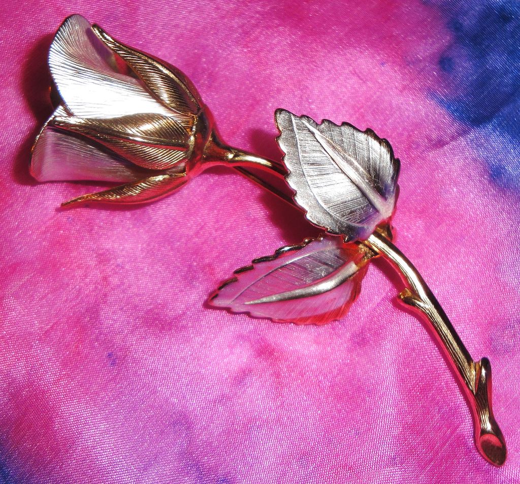 Vintage Signed Giovanni Rose Brooch/Pin with leaves done in goldtone/silvertone Vintage Signed Giovanni Rose Brooch/Pin with leaves done in goldtone/silvertone