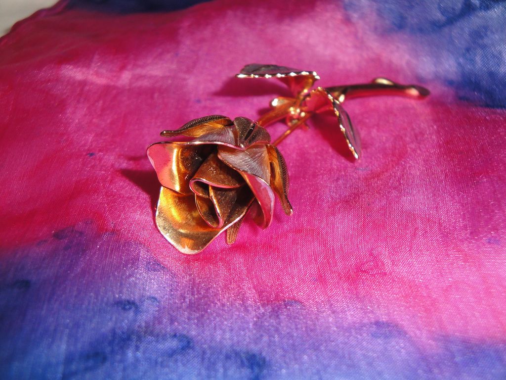 Vintage Signed Giovanni Rose Brooch/Pin with leaves done in goldtone/silvertone Vintage Signed Giovanni Rose Brooch/Pin with leaves done in goldtone/silvertone