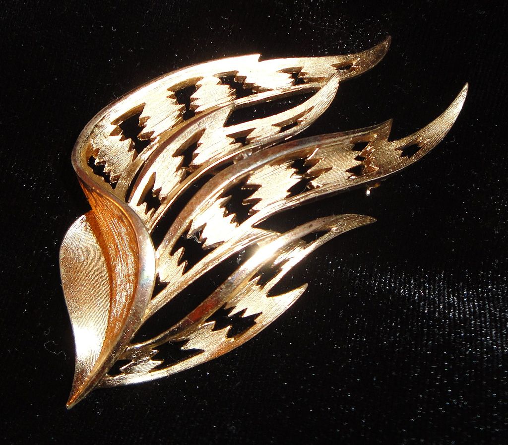 Vintage Signed Trifari Gold-tone Flame Brooch/Pin Vintage Signed Trifari Gold-tone Flame Brooch/Pin
