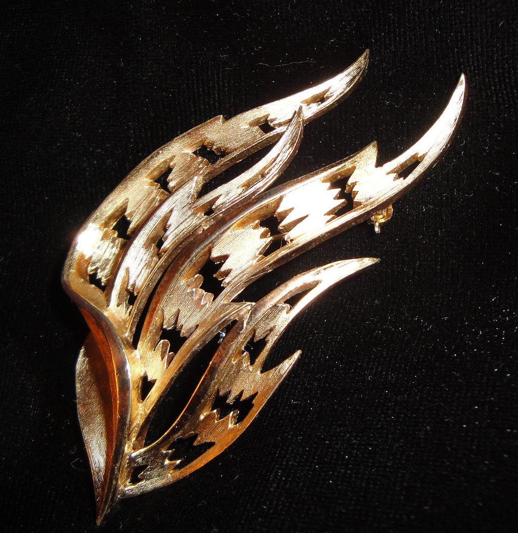 Vintage Signed Trifari Gold-tone Flame Brooch/Pin Vintage Signed Trifari Gold-tone Flame Brooch/Pin