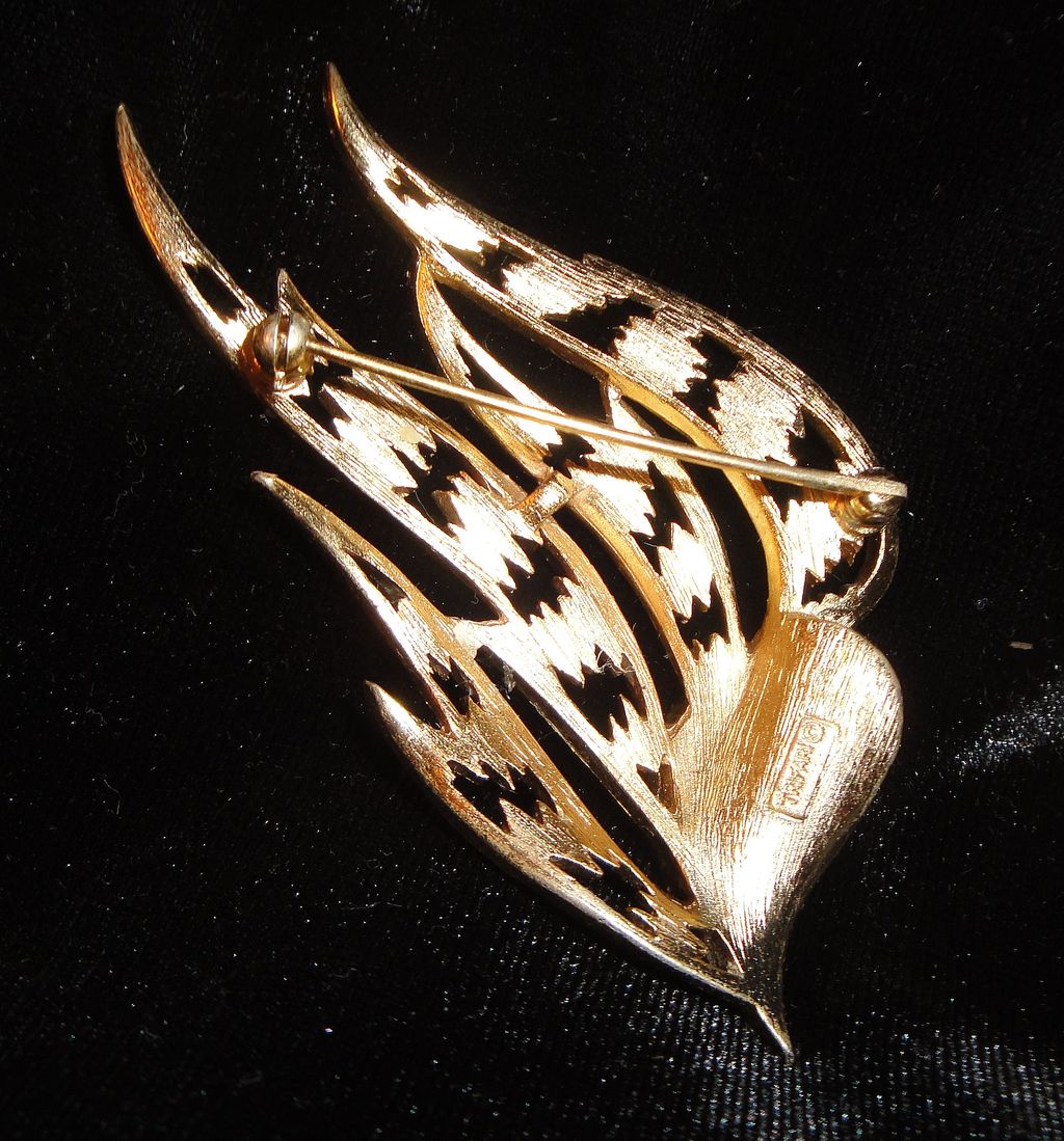 Vintage Signed Trifari Gold-tone Flame Brooch/Pin Vintage Signed Trifari Gold-tone Flame Brooch/Pin