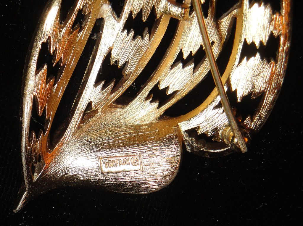 Vintage Signed Trifari Gold-tone Flame Brooch/Pin Vintage Signed Trifari Gold-tone Flame Brooch/Pin