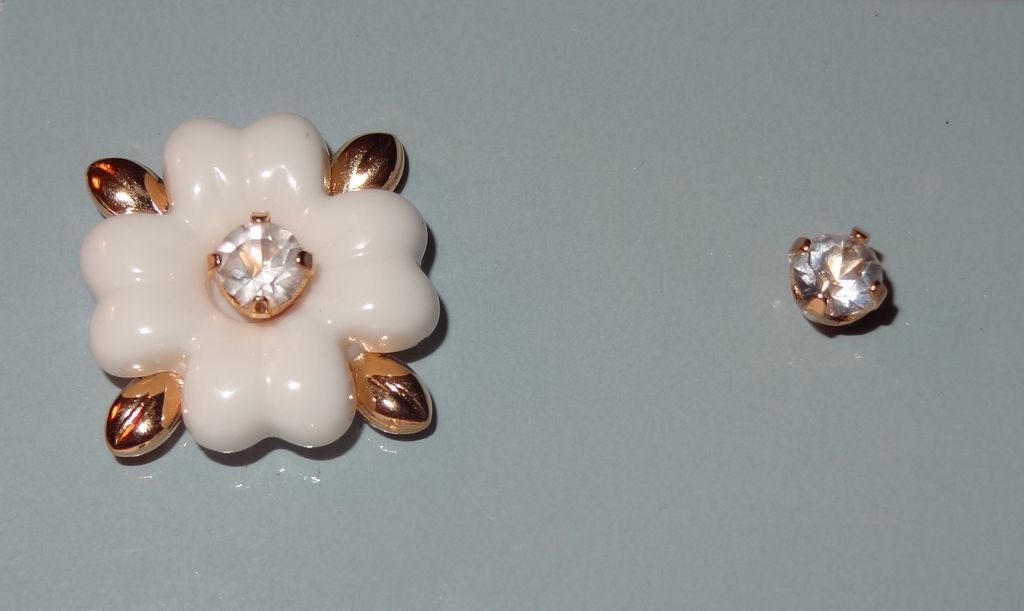 Avon 1988 "Delicate Petals Convertible Earrings" ~ Flower? or Stud? Avon 1988 "Delicate Petals Convertible Earrings" ~ Flower? or Stud?