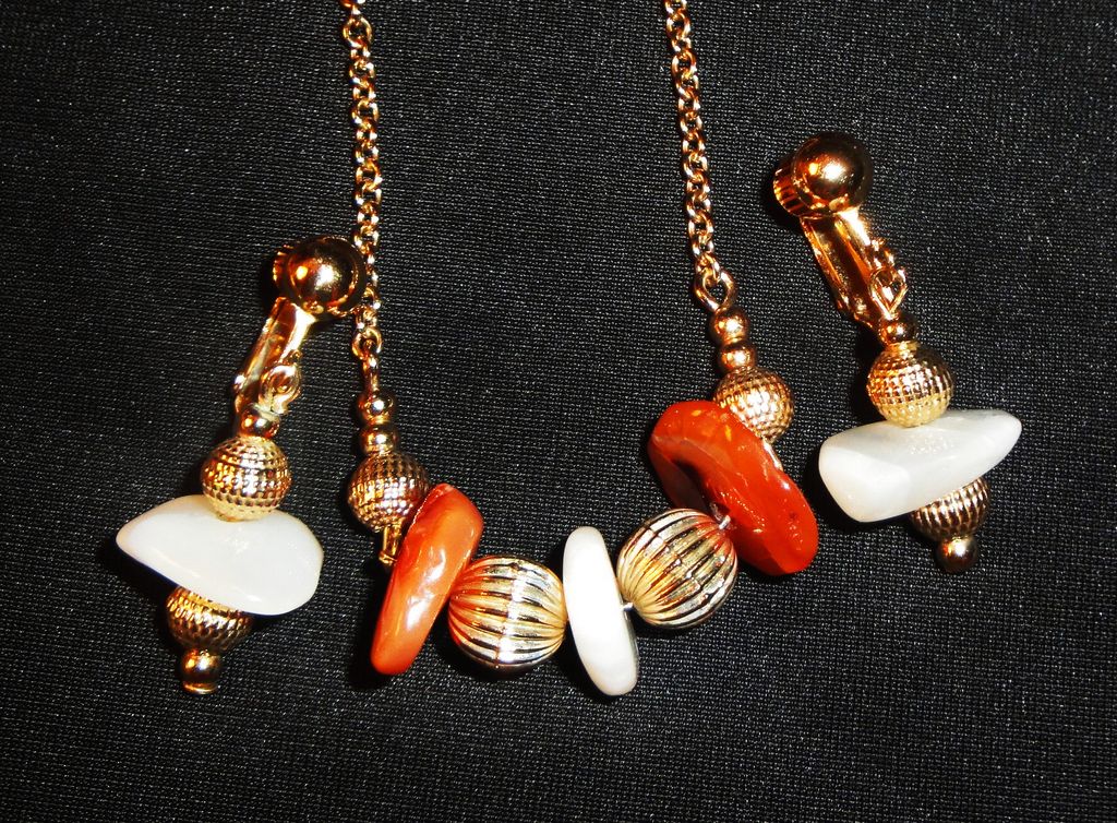 Avon 1975 "Desert Stones" Necklace & Clip Earrings ~ real agate & carnelian in gold-tone Avon 1975 "Desert Stones" Necklace & Clip Earrings ~ real agate & carnelian in gold-tone