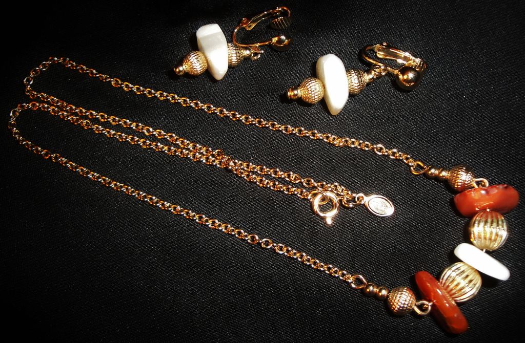 Avon 1975 "Desert Stones" Necklace & Clip Earrings ~ real agate & carnelian in gold-tone Avon 1975 "Desert Stones" Necklace & Clip Earrings ~ real agate & carnelian in gold-tone