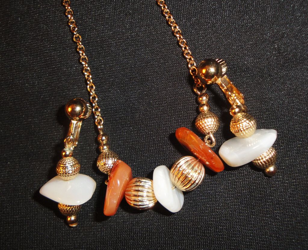 Avon 1975 "Desert Stones" Necklace & Clip Earrings ~ real agate & carnelian in gold-tone Avon 1975 "Desert Stones" Necklace & Clip Earrings ~ real agate & carnelian in gold-tone