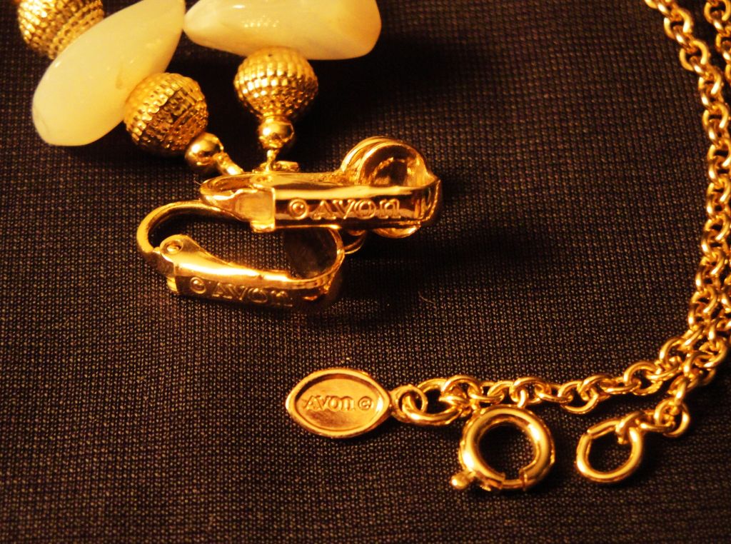 Avon 1975 "Desert Stones" Necklace & Clip Earrings ~ real agate & carnelian in gold-tone Avon 1975 "Desert Stones" Necklace & Clip Earrings ~ real agate & carnelian in gold-tone