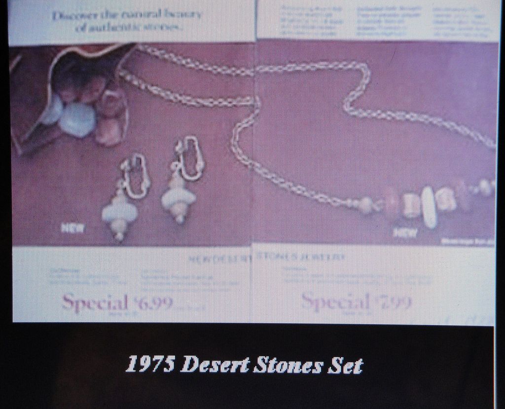 Avon 1975 "Desert Stones" Necklace ~ real agate and carnelian in gold-tone Avon 1975 "Desert Stones" Necklace ~ real agate and carnelian in gold-tone