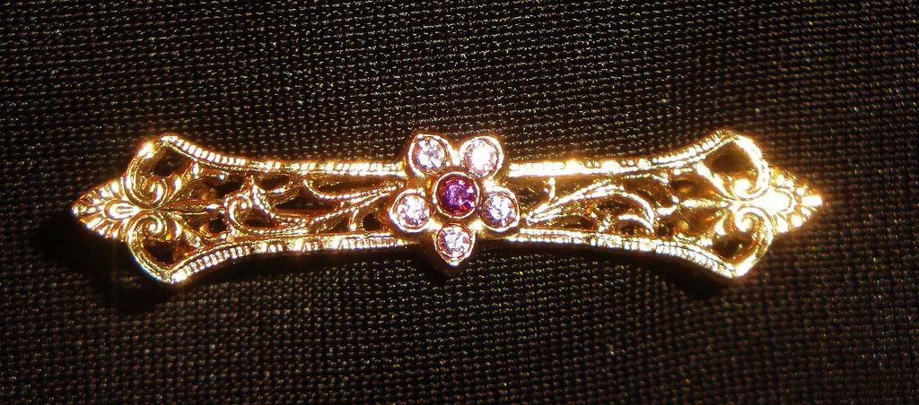 Vintage Elaborately Designed Gold-tone Bar with Flower ~5 faceted small white crystals around an faceted amethyst center Vintage Elaborately Designed Gold-tone Bar with Flower ~5 faceted small white crystals around an faceted amethyst center