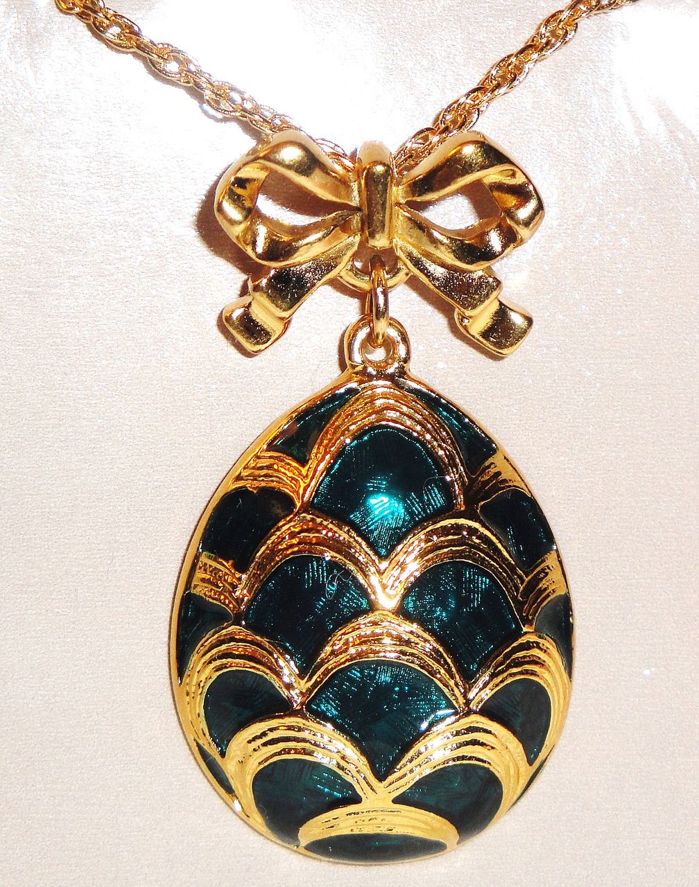 Avon 1988 "Easter Egg Pendant" Necklace ~ royal blue enamel with gold overlay Avon 1988 "Easter Egg Pendant" Necklace ~ royal blue enamel with gold overlay