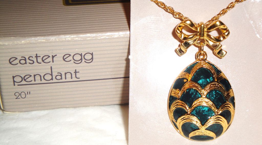 Avon 1988 "Easter Egg Pendant" Necklace ~ royal blue enamel with gold overlay Avon 1988 "Easter Egg Pendant" Necklace ~ royal blue enamel with gold overlay