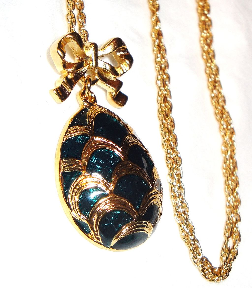 Avon 1988 "Easter Egg Pendant" Necklace ~ royal blue enamel with gold overlay Avon 1988 "Easter Egg Pendant" Necklace ~ royal blue enamel with gold overlay