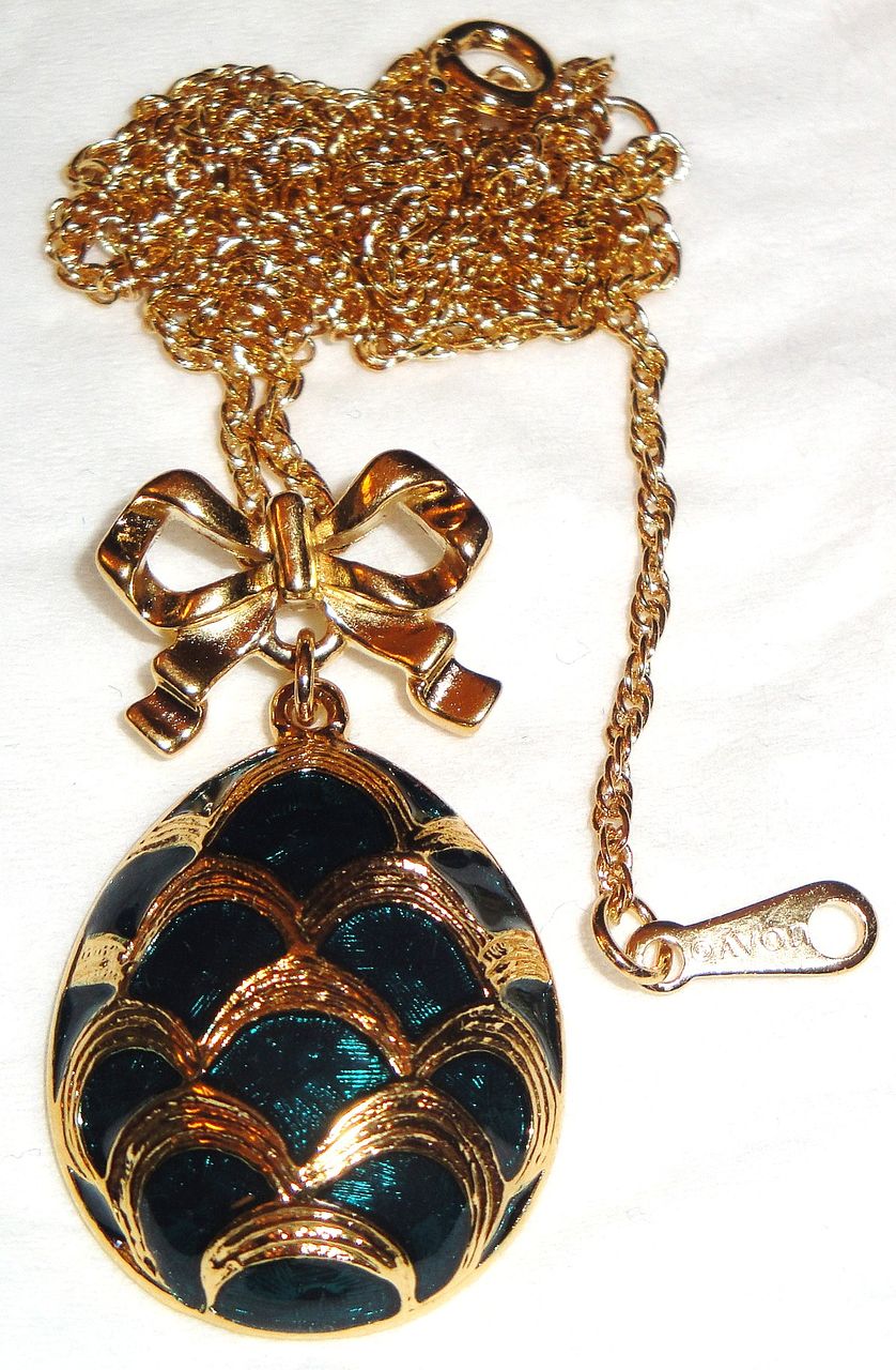 Avon 1988 "Easter Egg Pendant" Necklace ~ royal blue enamel with gold overlay Avon 1988 "Easter Egg Pendant" Necklace ~ royal blue enamel with gold overlay