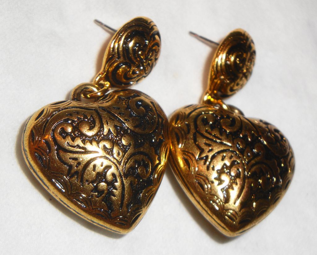 Avon 1993 "Etched Heart Earrings" Pierced ~ intricate & detailed filigree Avon 1993 "Etched Heart Earrings" Pierced ~ intricate & detailed filigree