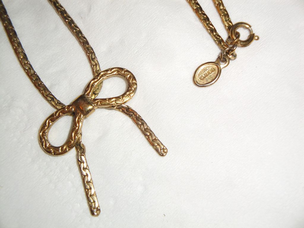 Vintage Signed Avon "Fashion Bow Necklace" ~ bow-tied golden beauty Vintage Signed Avon "Fashion Bow Necklace" ~ bow-tied golden beauty