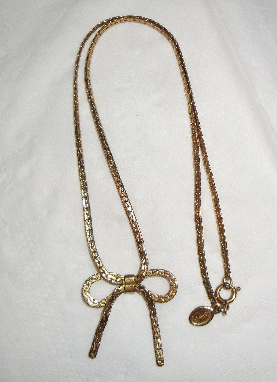 Vintage Signed Avon "Fashion Bow Necklace" ~ bow-tied golden beauty Vintage Signed Avon "Fashion Bow Necklace" ~ bow-tied golden beauty