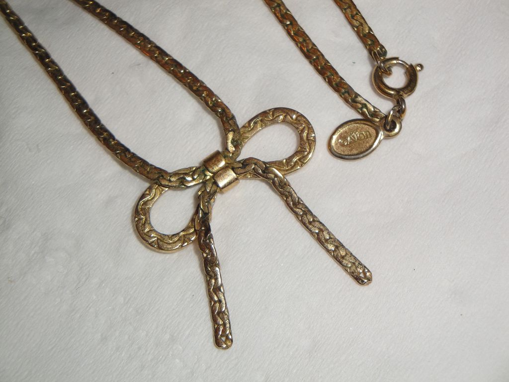 Vintage Signed Avon "Fashion Bow Necklace" ~ bow-tied golden beauty Vintage Signed Avon "Fashion Bow Necklace" ~ bow-tied golden beauty