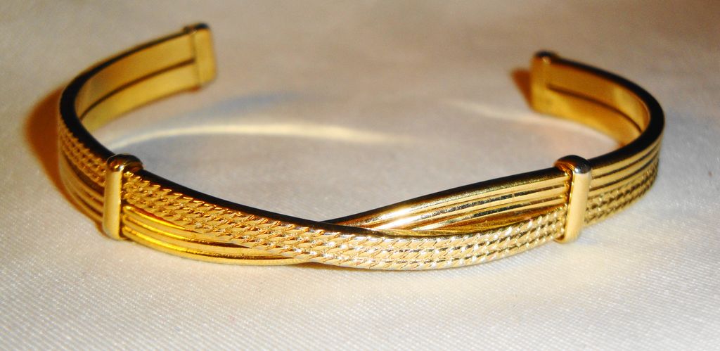 Avon 1979 "Fashion Crossroad Cuff Bracelet" ~ Size Small Avon 1979 "Fashion Crossroad Cuff Bracelet" ~ Size Small