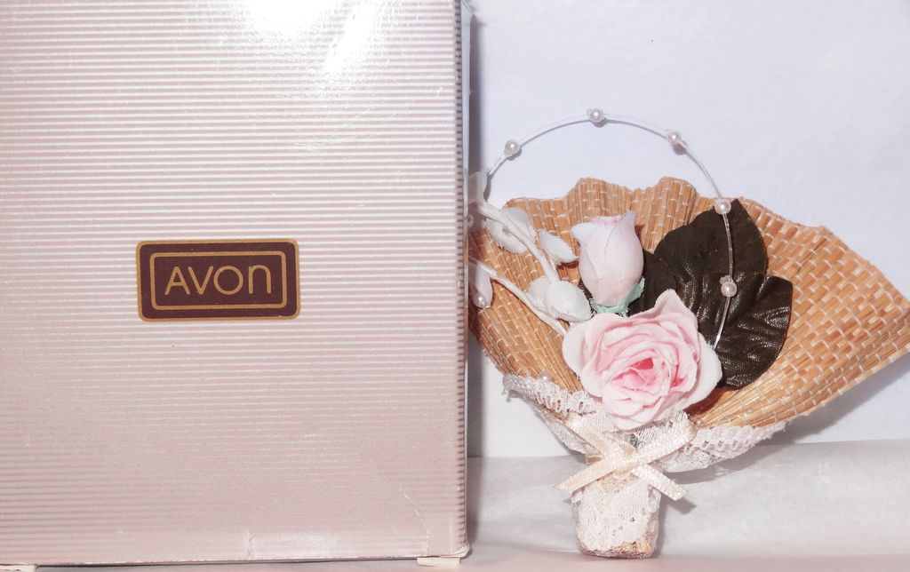Avon's 1991 "Floral Fan Pin" ~ material flowers with lace on wooden fan Avon's 1991 "Floral Fan Pin" ~ material flowers with lace on wooden fan
