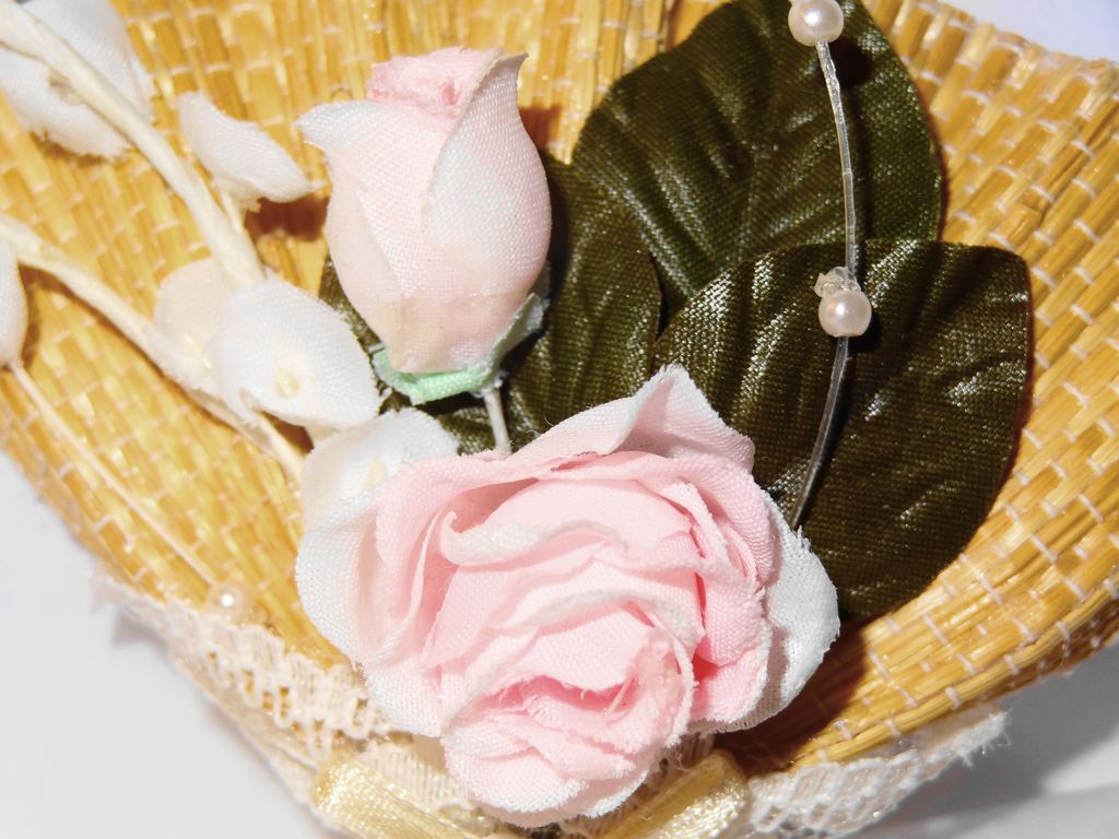 Avon's 1991 "Floral Fan Pin" ~ material flowers with lace on wooden fan Avon's 1991 "Floral Fan Pin" ~ material flowers with lace on wooden fan