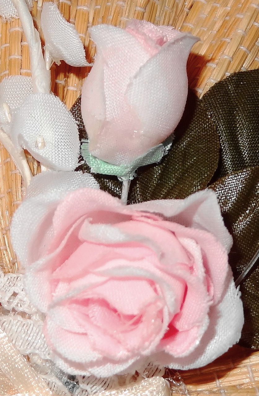 Avon's 1991 "Floral Fan Pin" ~ material flowers with lace on wooden fan Avon's 1991 "Floral Fan Pin" ~ material flowers with lace on wooden fan