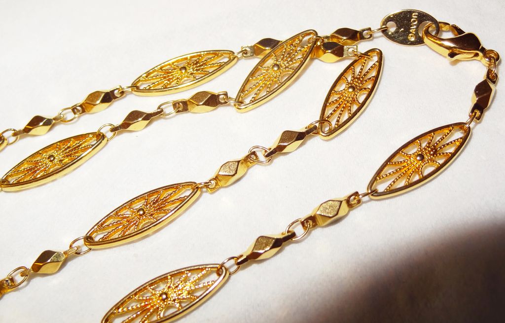 Vintage Signed AVON 24" Gold-tone Open Filigree Link Necklace Vintage Signed AVON 24" Gold-tone Open Filigree Link Necklace