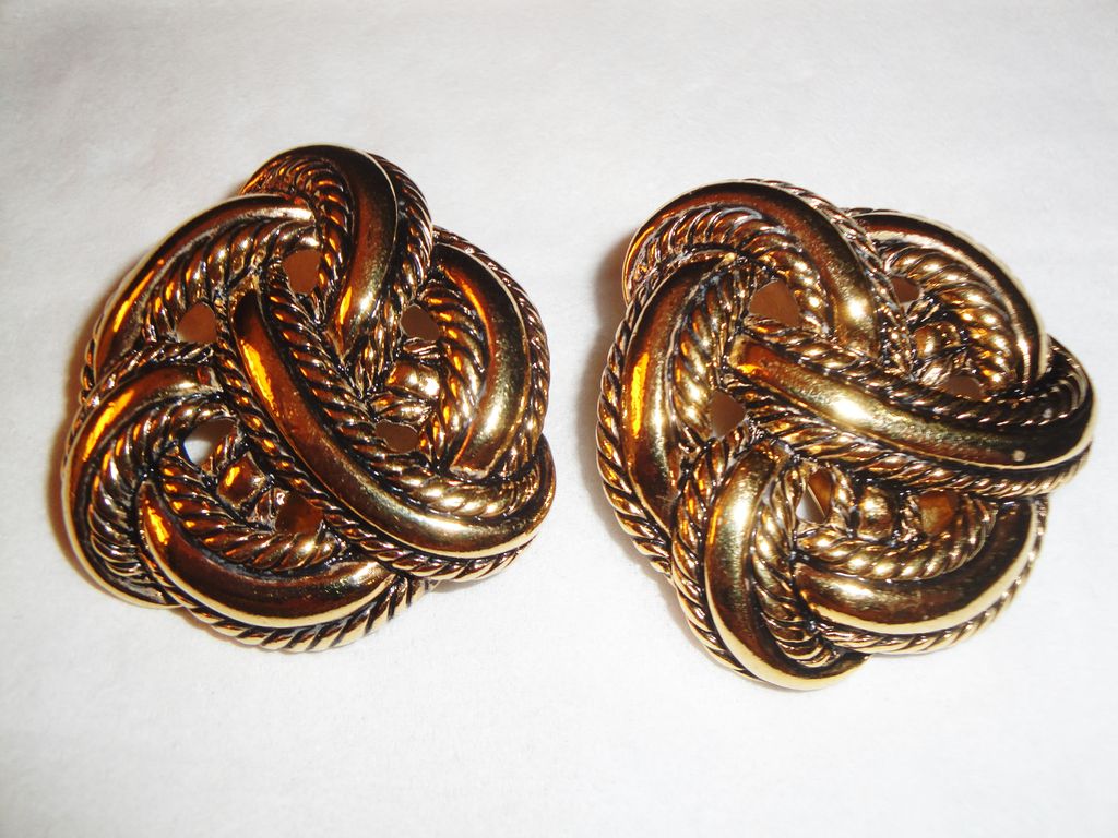 Vintage Gold-tone Ribbon Clip Earrings Vintage Gold-tone Ribbon Clip Earrings
