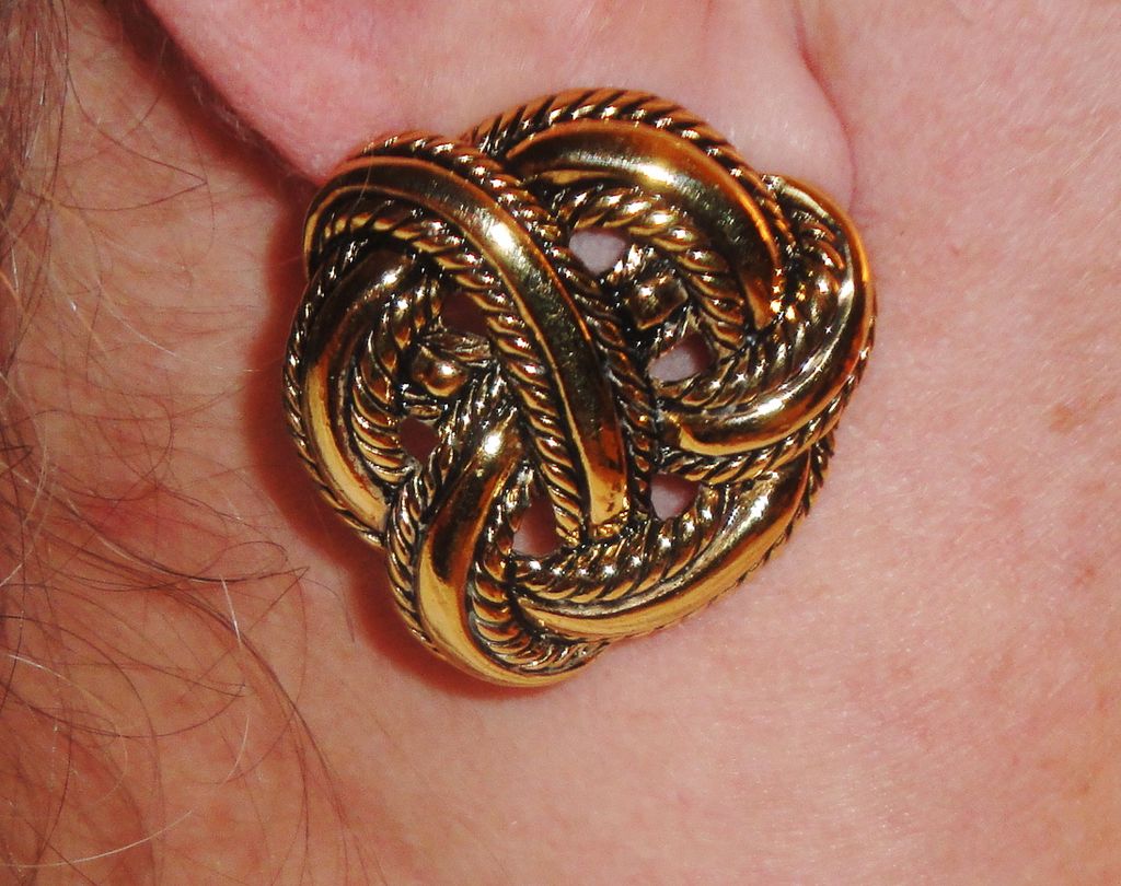 Vintage Gold-tone Ribbon Clip Earrings Vintage Gold-tone Ribbon Clip Earrings