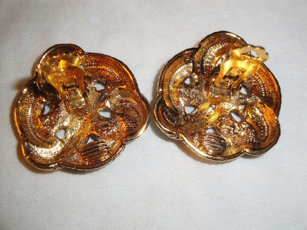 Vintage Gold-tone Ribbon Clip Earrings Vintage Gold-tone Ribbon Clip Earrings