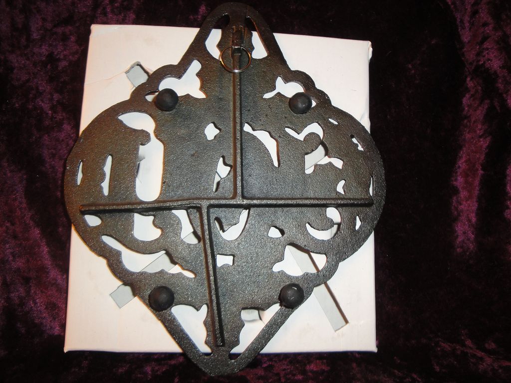 Vintage Avon 1987 "Holly and Joy Trivet" ~ made of cast iron with a hook for hanging ~ NEW Vintage Avon 1987 "Holly and Joy Trivet" ~ made of cast iron with a hook for hanging ~ NEW
