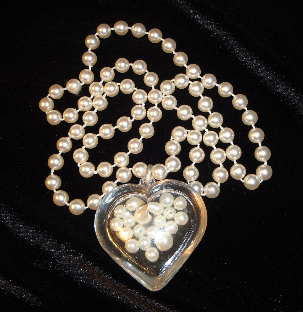 UNIQUE Vintage Large Clear Heart filled with faux pearls Pendant on Large Pearl Necklace UNIQUE Vintage Large Clear Heart filled with faux pearls Pendant on Large Pearl Necklace