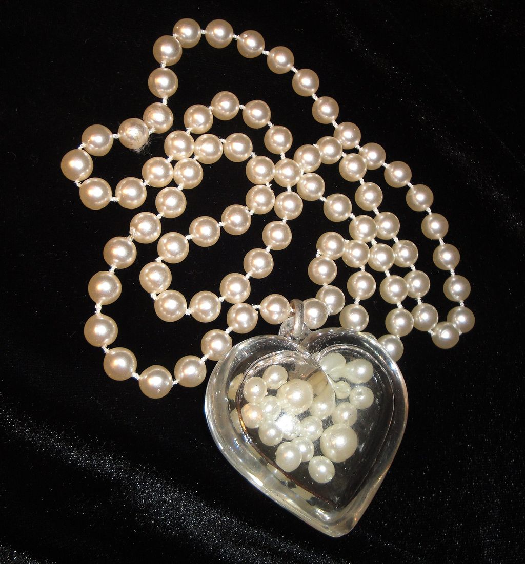 UNIQUE Vintage Large Clear Heart filled with faux pearls Pendant on Large Pearl Necklace UNIQUE Vintage Large Clear Heart filled with faux pearls Pendant on Large Pearl Necklace