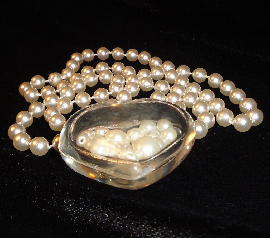 UNIQUE Vintage Large Clear Heart filled with faux pearls Pendant on Large Pearl Necklace UNIQUE Vintage Large Clear Heart filled with faux pearls Pendant on Large Pearl Necklace