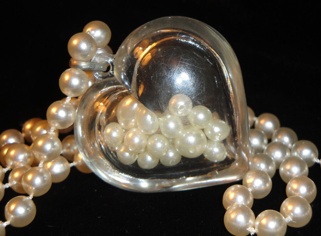 UNIQUE Vintage Large Clear Heart filled with faux pearls Pendant on Large Pearl Necklace UNIQUE Vintage Large Clear Heart filled with faux pearls Pendant on Large Pearl Necklace