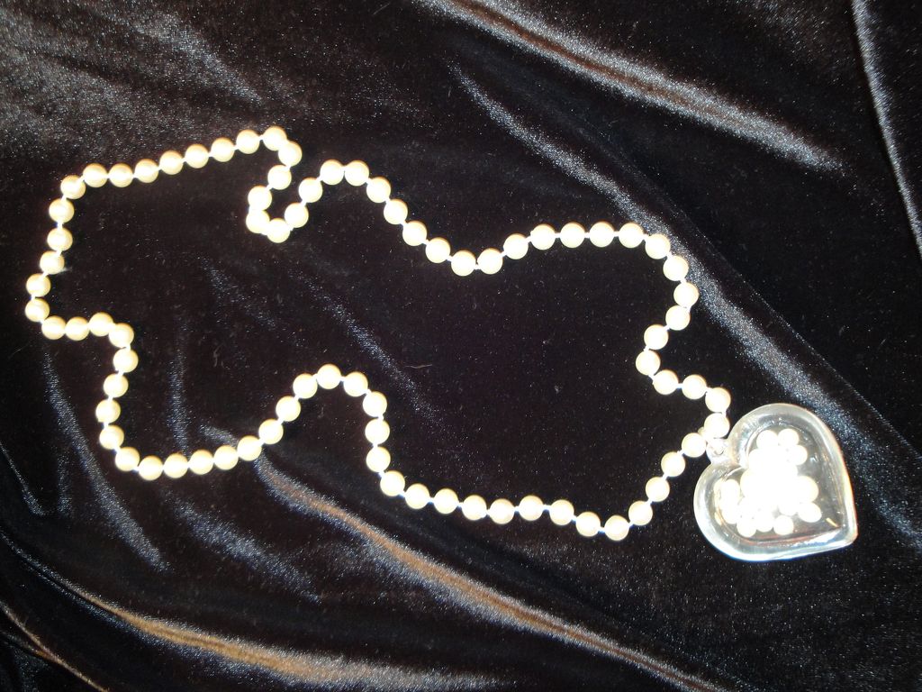 UNIQUE Vintage Large Clear Heart filled with faux pearls Pendant on Large Pearl Necklace UNIQUE Vintage Large Clear Heart filled with faux pearls Pendant on Large Pearl Necklace