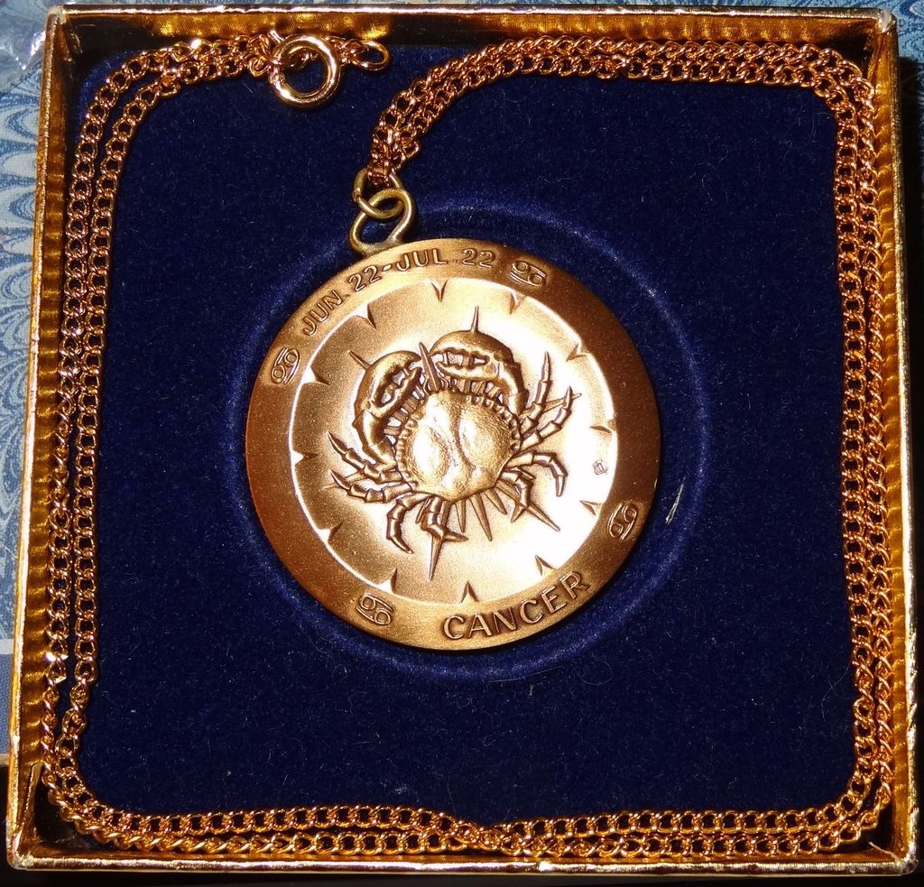 Vintage Zodiac Crab Symbol of Cancer Cameo Pendant Necklace Vintage Zodiac Crab Symbol of Cancer Cameo Pendant Necklace