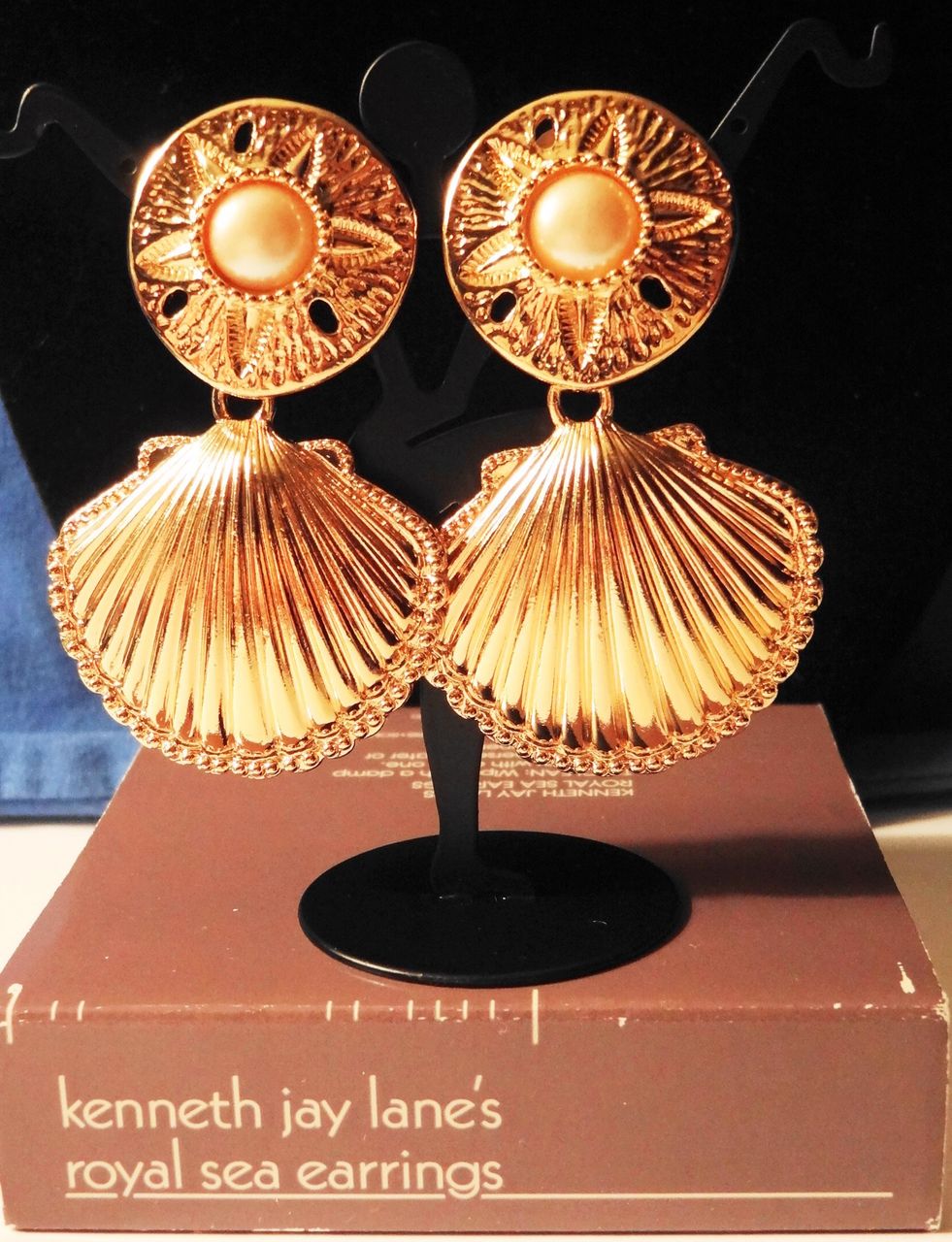 Kenneth Jay Lane's Avon 1992 "Royal Sea Collection" ~ Gold-tone Sea Shell Motif necklace & clip earrings. Kenneth Jay Lane's Avon 1992 "Royal Sea Collection" ~ Gold-tone Sea Shell Motif necklace & clip earrings.