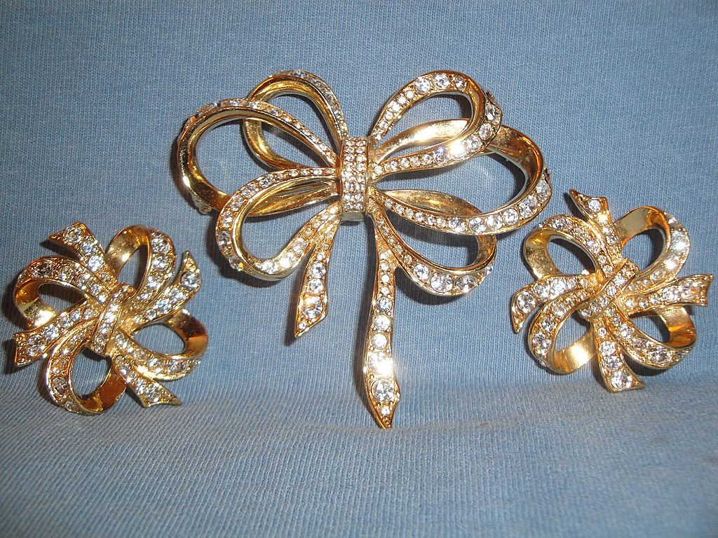 Kenneth Jay Lane (KJL) Avon 1993 "Lustrous Bow Collection" Brooch & Clip Earrings ~ gold-tone bows with crystal accents Kenneth Jay Lane (KJL) Avon 1993 "Lustrous Bow Collection" Brooch & Clip Earrings ~ gold-tone bows with crystal accents