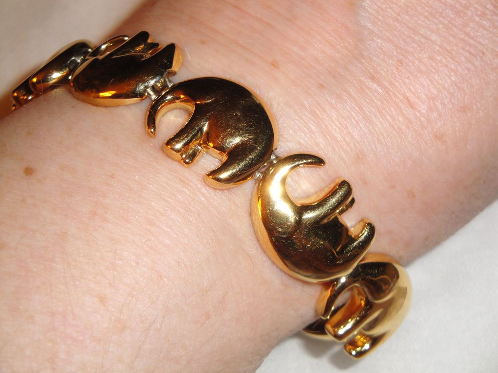 Vintage Signed Liz Claiborne Gold-tone 7 Elephant Motif Links Bracelet with Toggle Clasp Vintage Signed Liz Claiborne Gold-tone 7 Elephant Motif Links Bracelet with Toggle Clasp