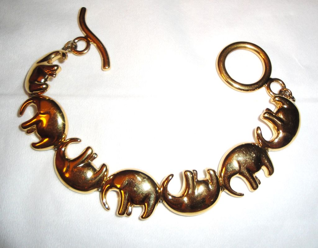 Vintage Signed Liz Claiborne Gold-tone 7 Elephant Motif Links Bracelet with Toggle Clasp Vintage Signed Liz Claiborne Gold-tone 7 Elephant Motif Links Bracelet with Toggle Clasp