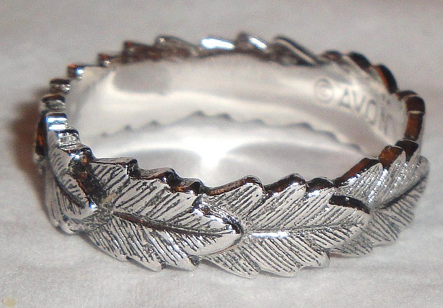 Avon 1979 "Laurel Leaf Ring" ~ Size 6 ~ silver-tone band of leaves Avon 1979 "Laurel Leaf Ring" ~ Size 6 ~ silver-tone band of leaves