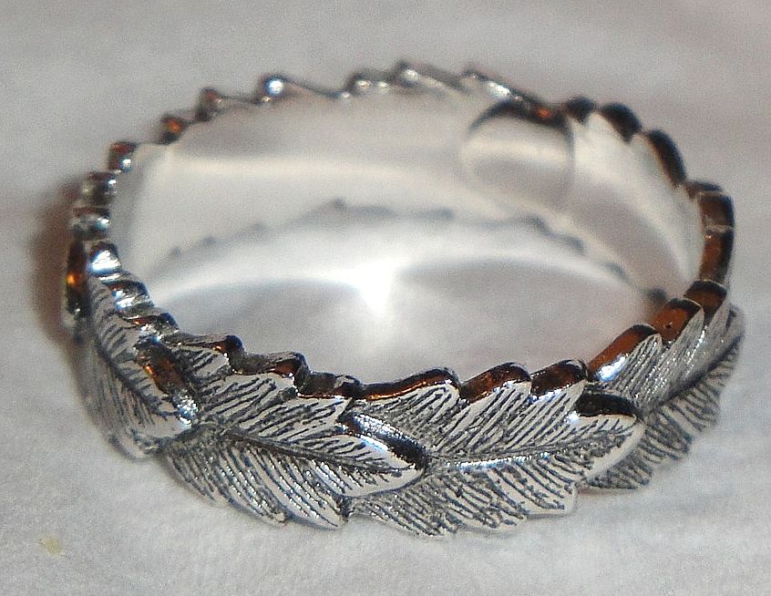 Avon 1979 "Laurel Leaf Ring" ~ Size 6 ~ silver-tone band of leaves Avon 1979 "Laurel Leaf Ring" ~ Size 6 ~ silver-tone band of leaves