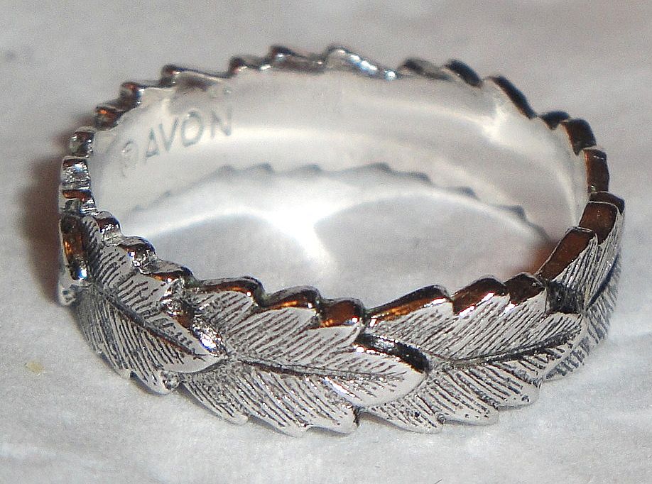Avon 1979 "Laurel Leaf Ring" ~ Size 6 ~ silver-tone band of leaves Avon 1979 "Laurel Leaf Ring" ~ Size 6 ~ silver-tone band of leaves