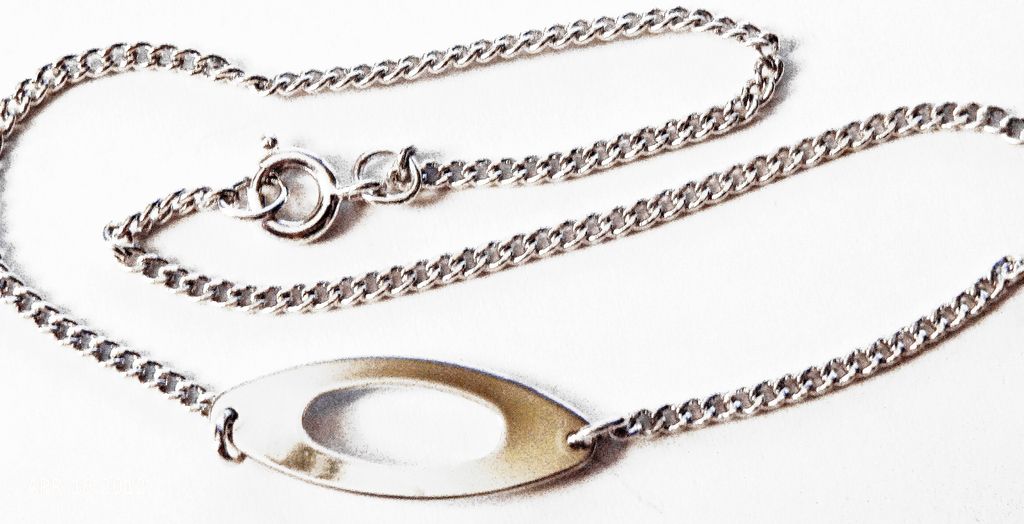 Avon's 1972 Oval Accent Ankle Bracelet ~ silver-tone oval highlighted Avon's 1972 Oval Accent Ankle Bracelet ~ silver-tone oval highlighted