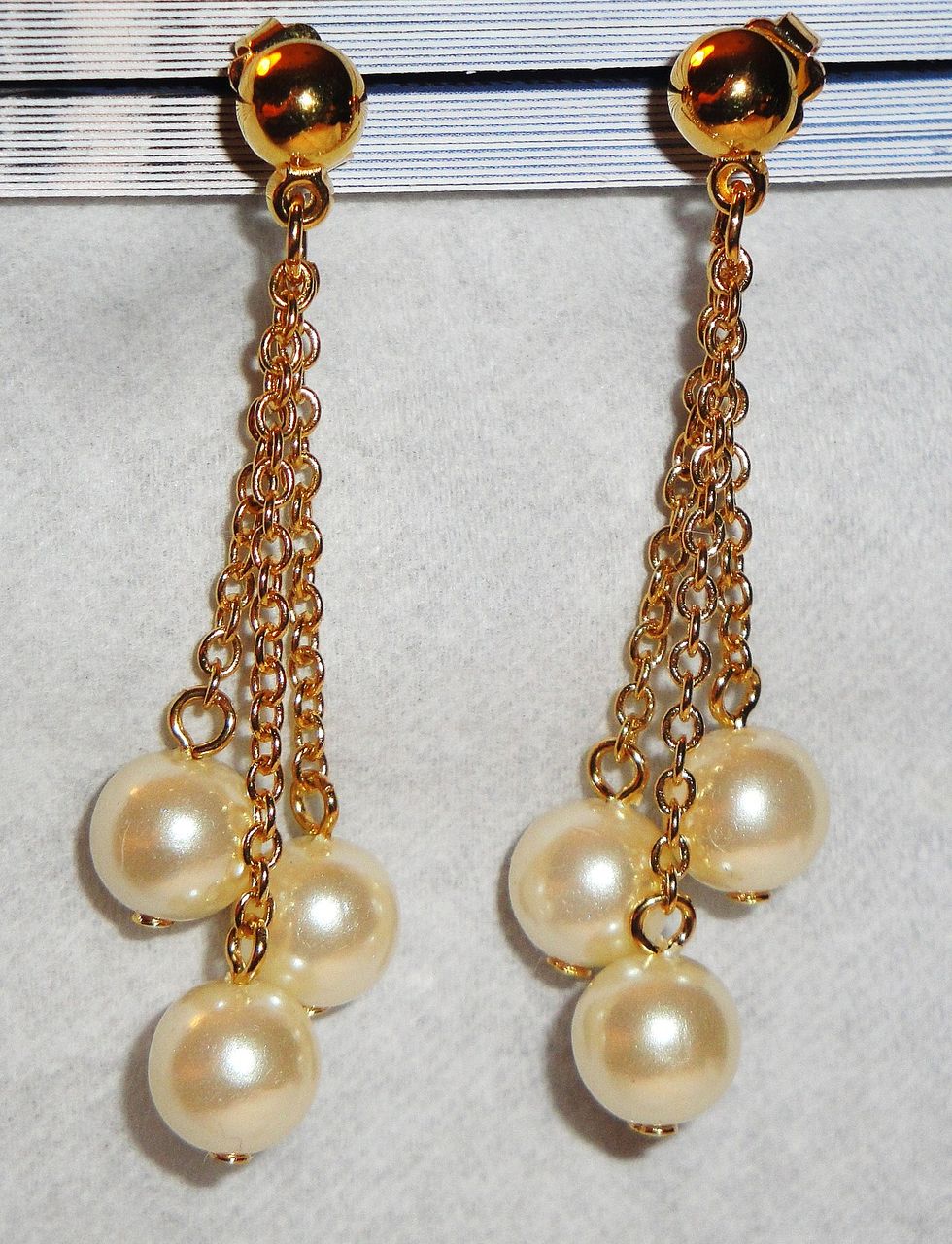 Avon "Pearly Cluster Dangle" Pierced Earrings ~ 3 pearls on gold-tone chain Avon "Pearly Cluster Dangle" Pierced Earrings ~ 3 pearls on gold-tone chain
